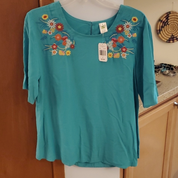 **Clearance** NWT women’s floral embroidery front blouse - Picture 1 of 7